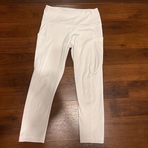 White cropped leggings with pockets